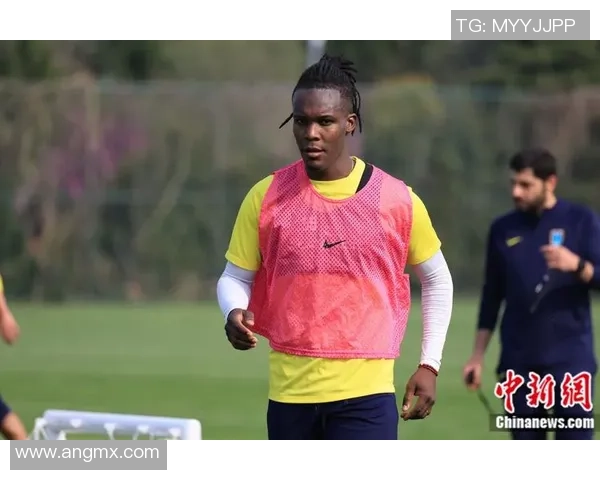 洪都拉斯足球明星德隆:从草根到国际赛场的传奇之路