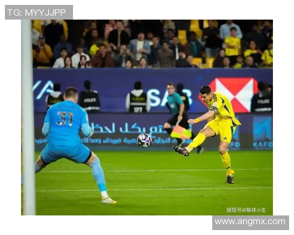 足球巨星往昔经典瞬间高清回顾 展现辉煌岁月与不朽传奇